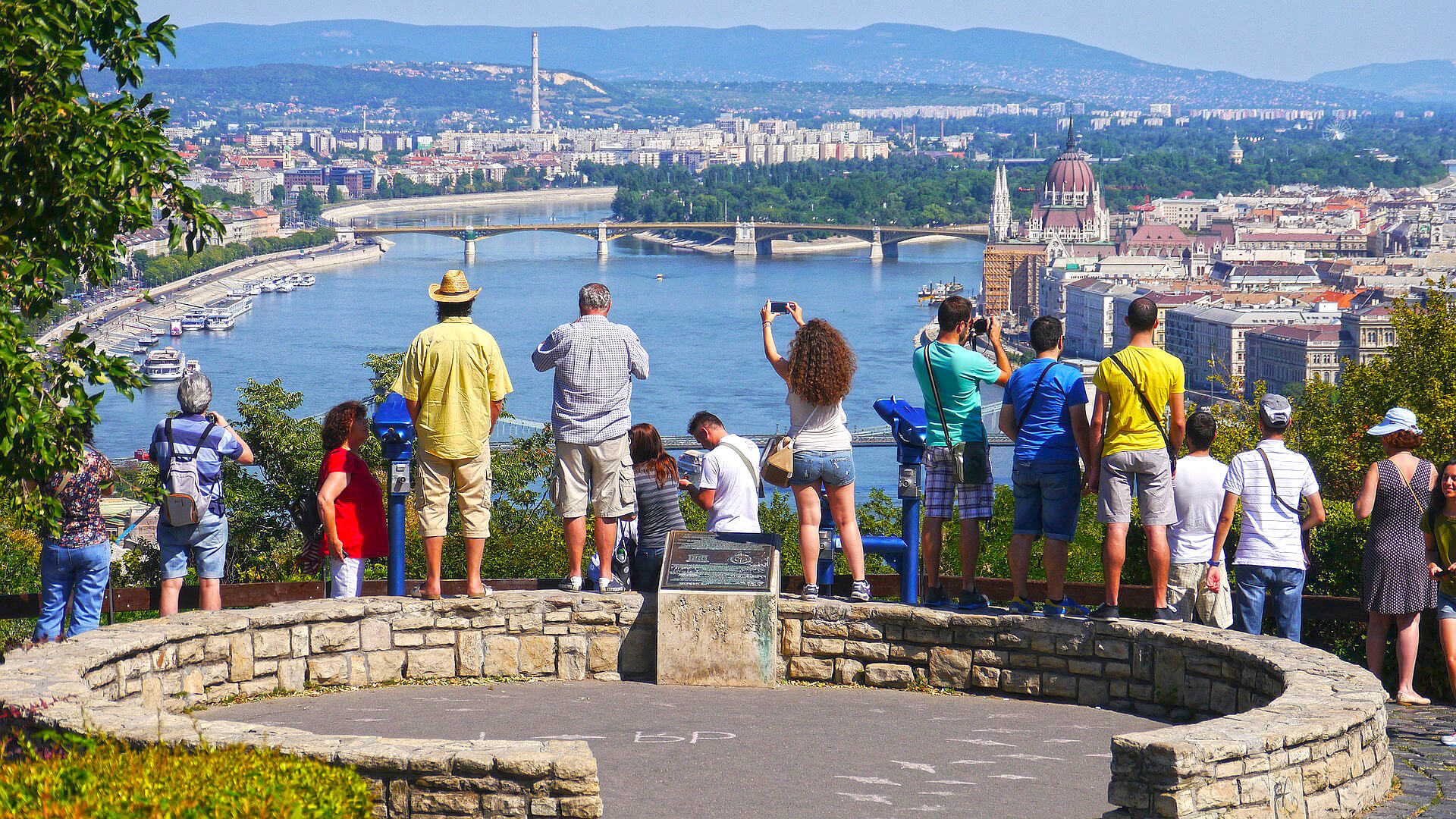 I turisti che scattano foto di attrazioni fanno parte dei tour a piedi di Budapest