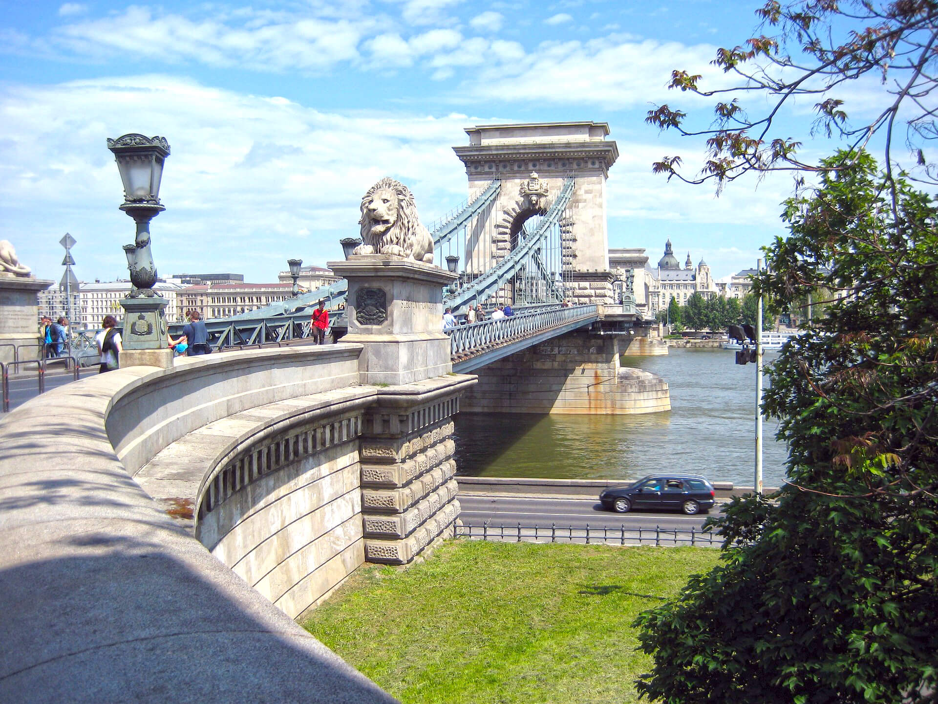 photo showing the unique design of the chain bridge