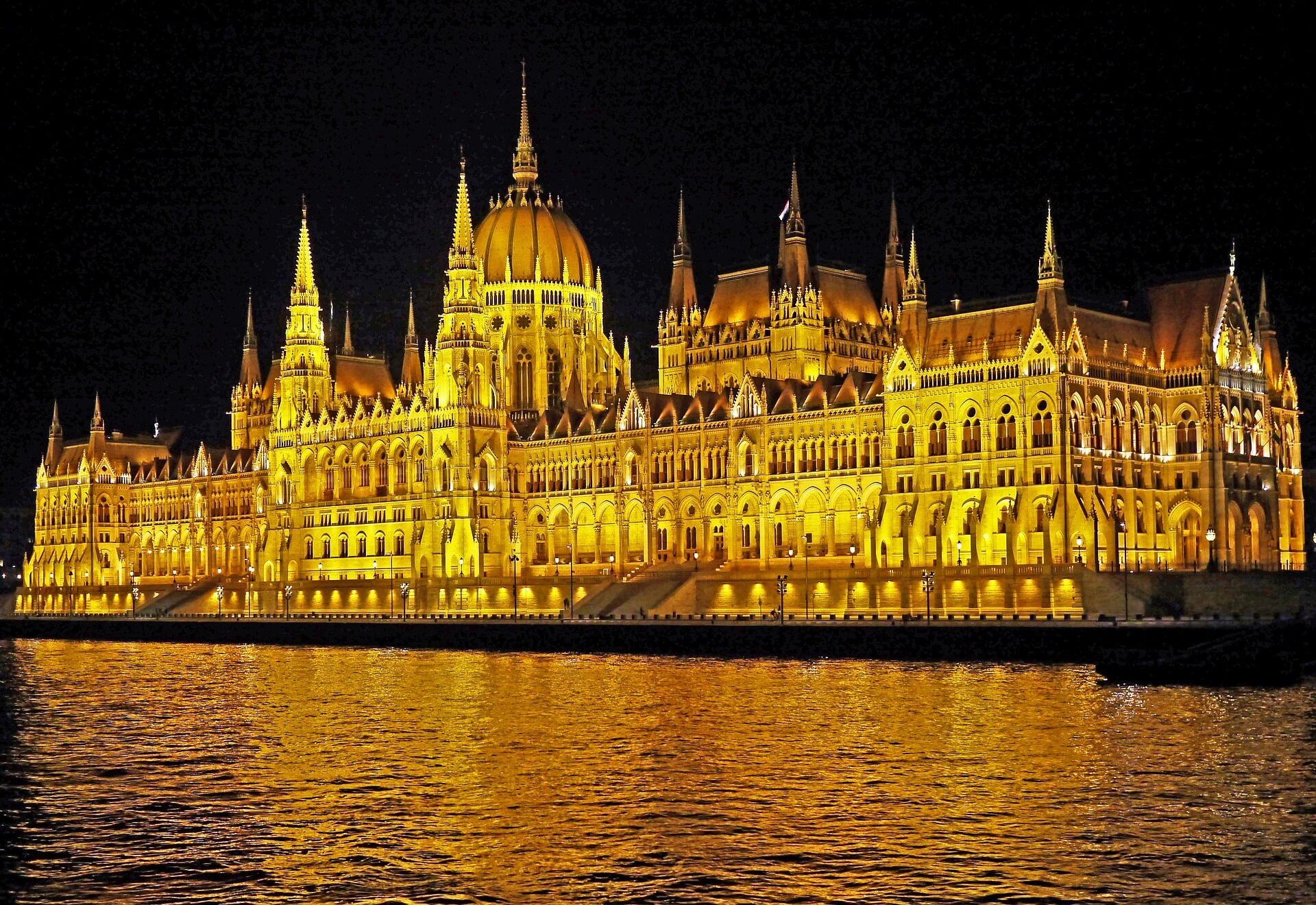 Budapest Parlamento ungherese notte foto
