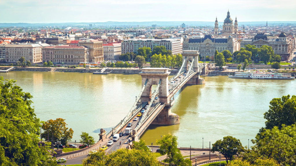 vista del bellissimo e maestoso Ponte delle Catene a Budapest