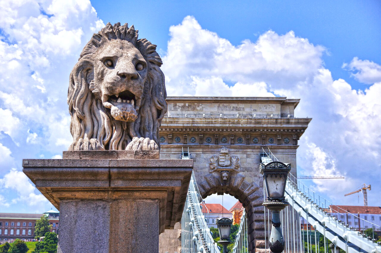 una delle sculture di leoni che puoi vedere sul ponte delle catene
