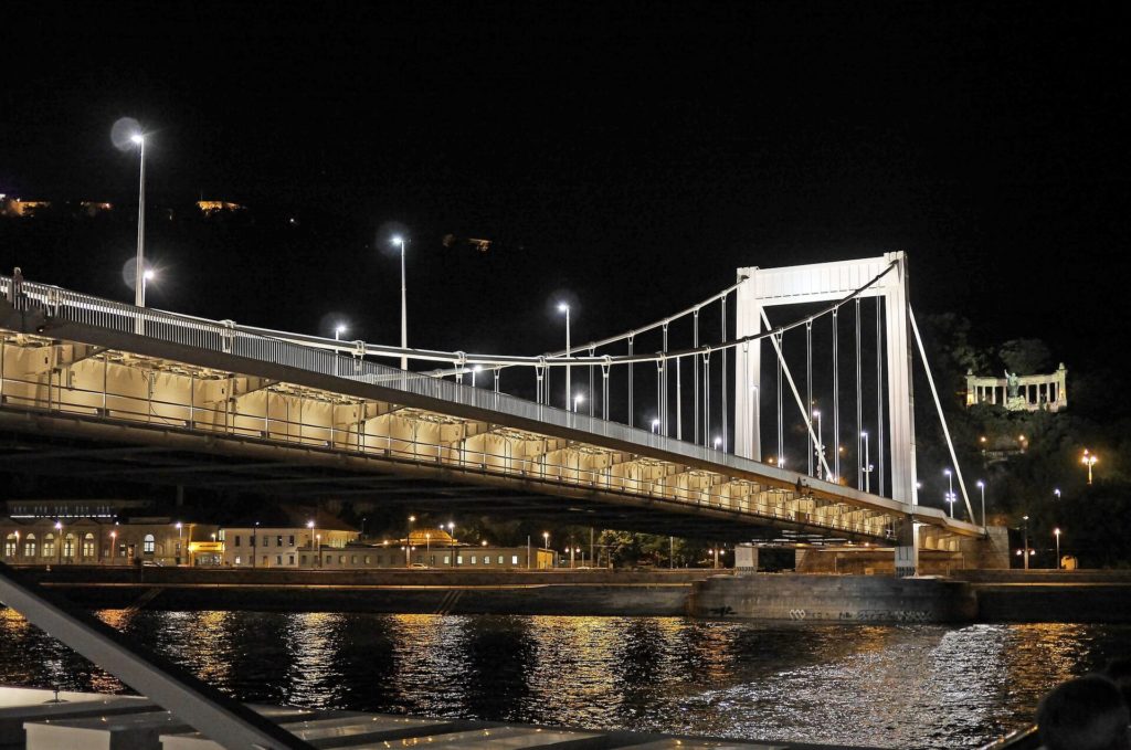 A photo of the Elisabeth Bridge at night showing how the bridge is beautifully illuminated