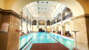 Inquadratura interna della piscina coperta di Rudas Bath