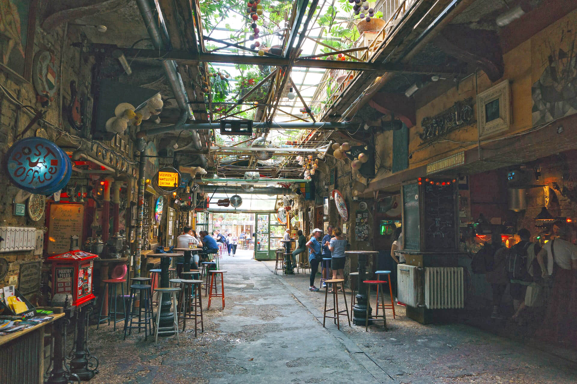 Vue intérieure de l'un des bars en ruine de Budapest