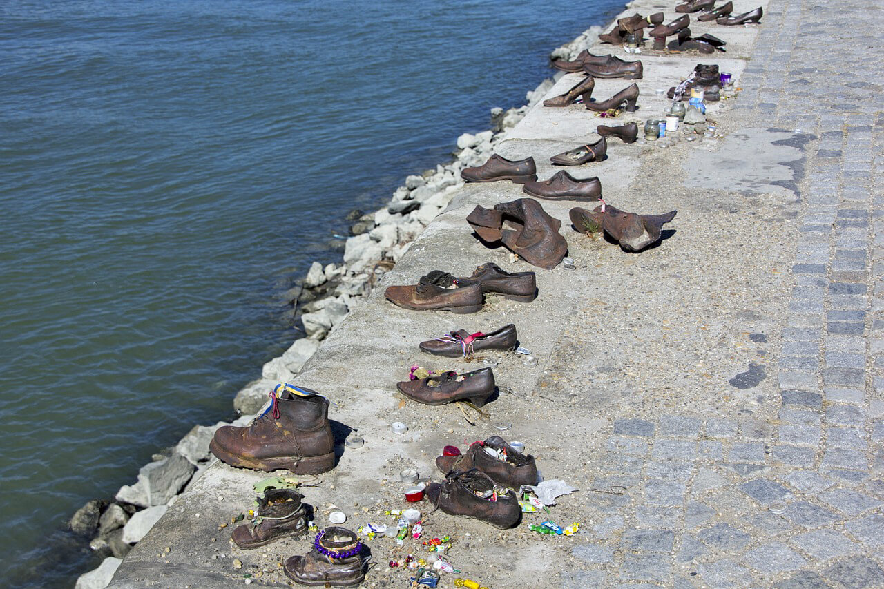 Picture of all shoes on the Danube bank