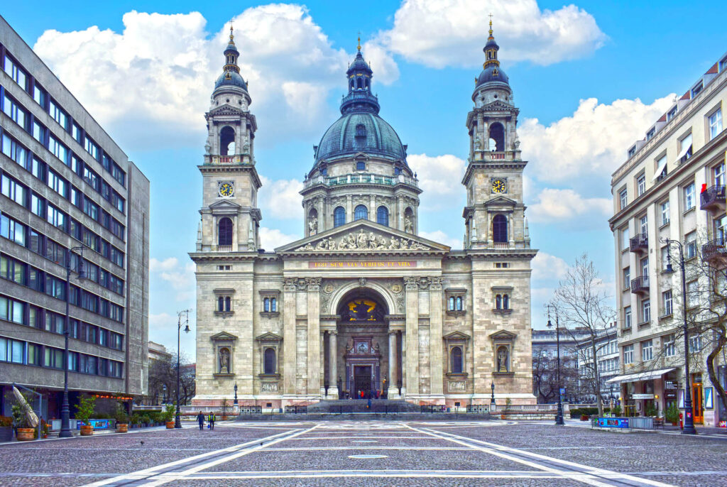 <br />
View of the majestic St. Stephen's Basilica located in Budapest